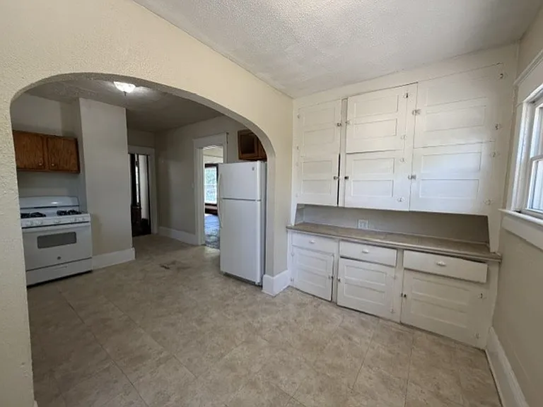 768 Beardsley St — Photo 5