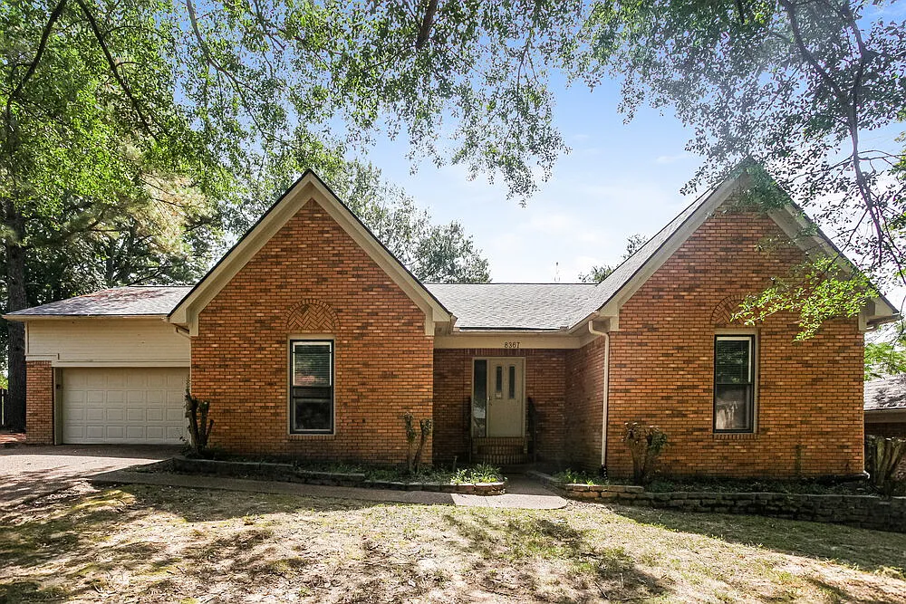 3 bed, 2.0 bath, 2418 sqft, $2,020 — Photo 1