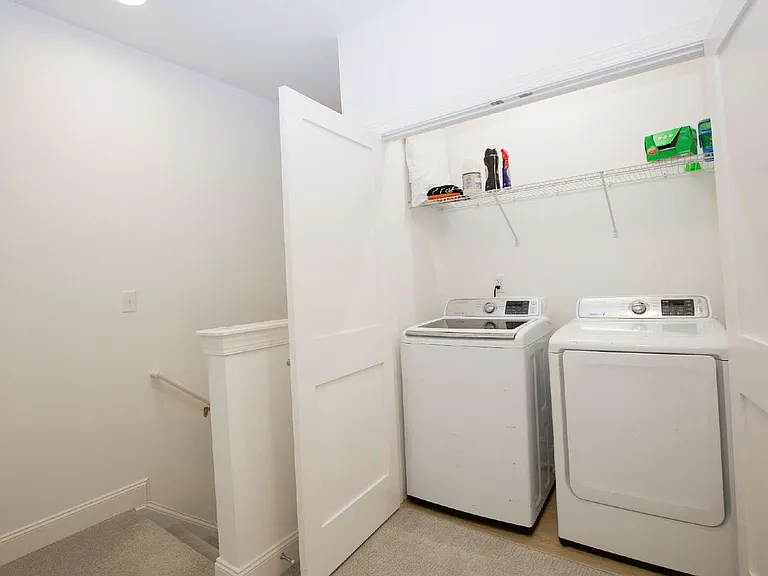 381 James St — Photo 22