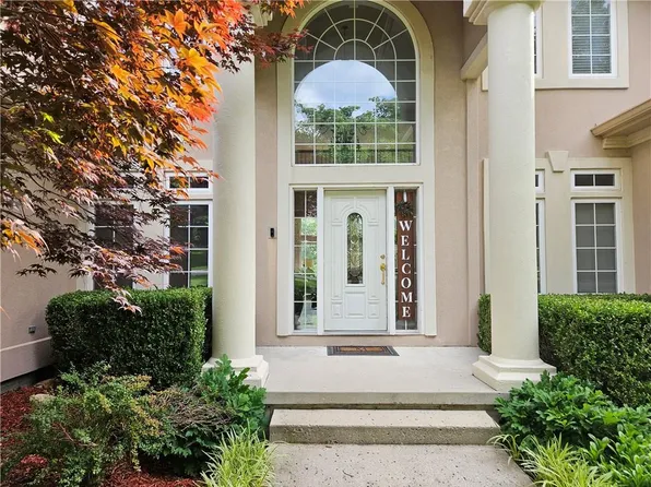 3025 S Victoria Ln, Blue Springs, MO 64015