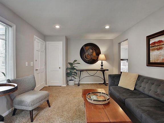 4th image of 640 E Jeffrey Pl