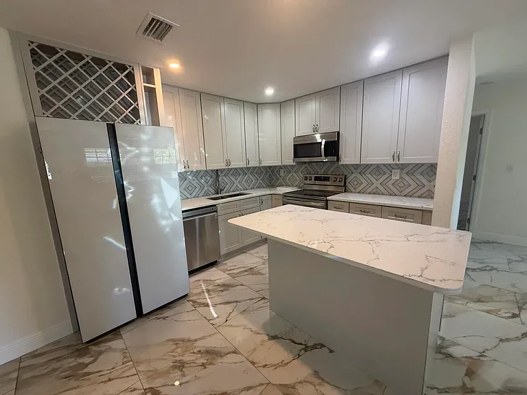 2122 NE 1st Ct — Photo 13