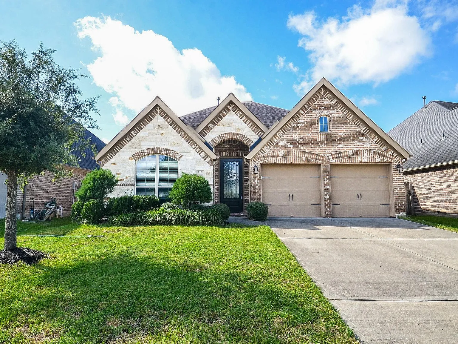 3 bed, 2.0 bath, 2219 sqft, $2,380 — Photo 1