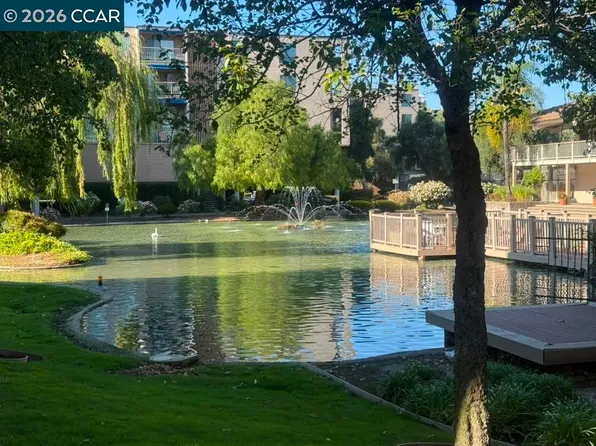 330 N Civic Dr APT 201, Walnut Creek, CA 94596