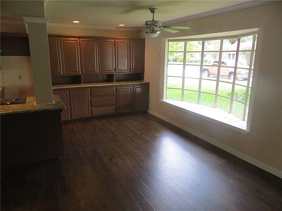 3rd image of 821 Arrowhead Dr
