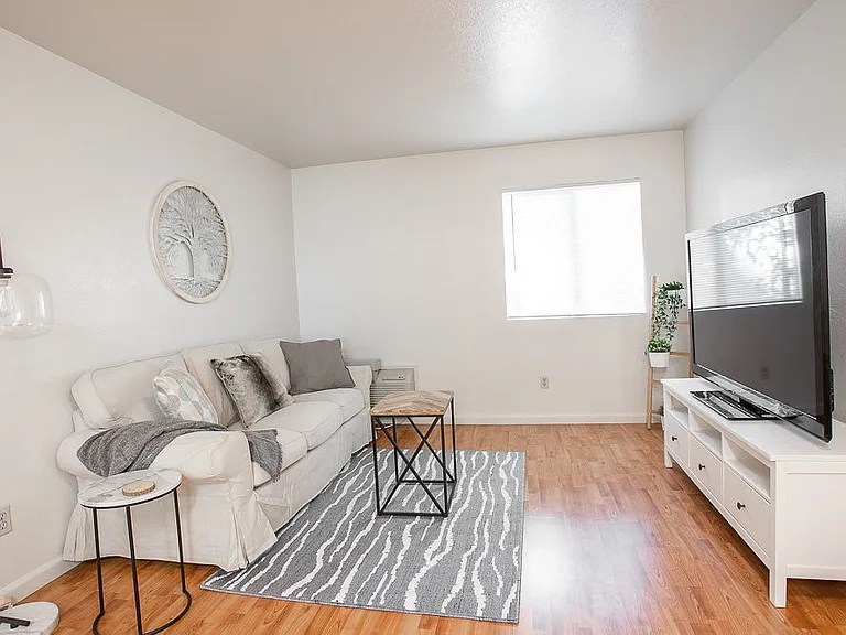 Walnut Apartments — Photo 10