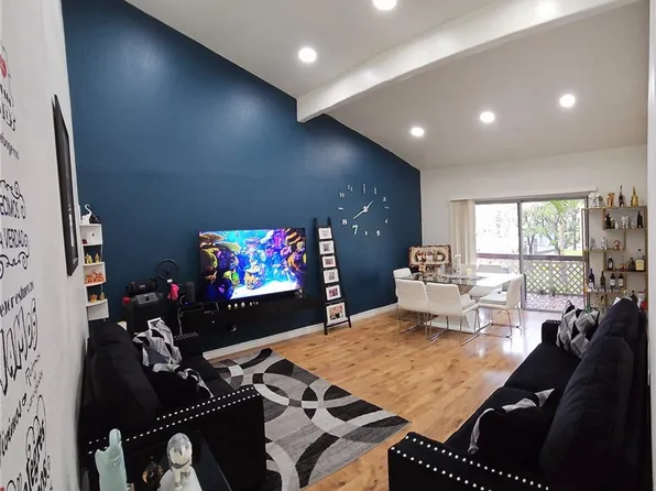 700 W La Veta Ave Unit C4, Orange, CA 92868