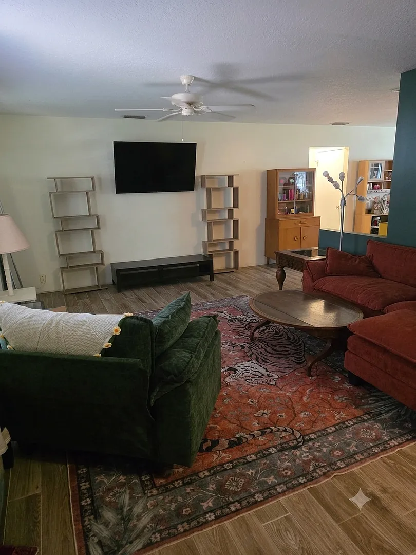 2 bedroom 2 bathroom Fully Fenced in Yard — Photo 4