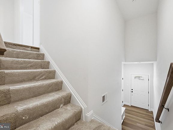 4th image of 135 Potomac Ct