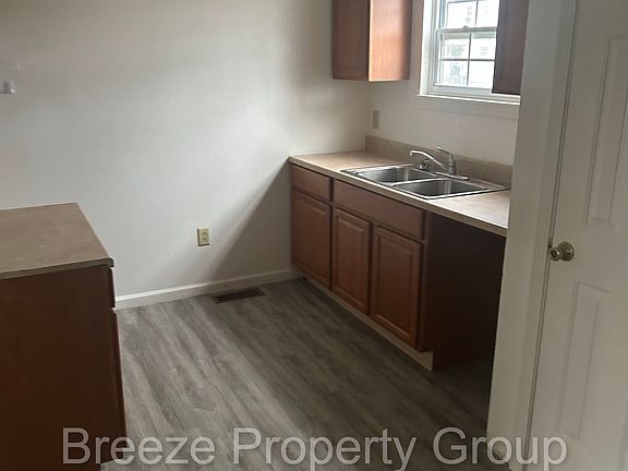 3rd image of 521 Nova St