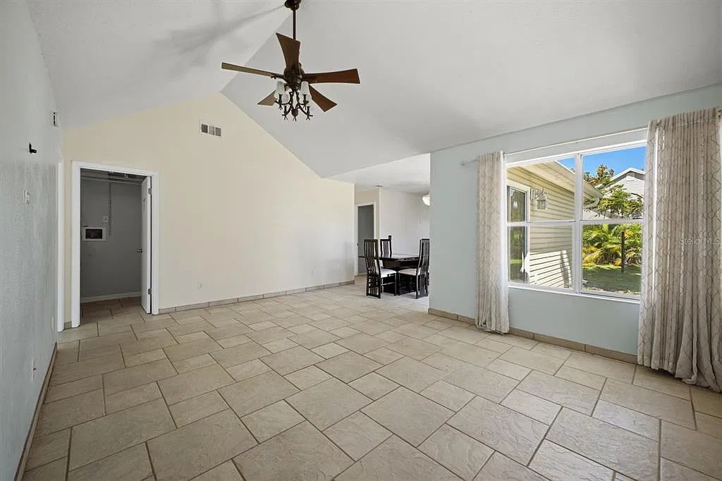 3 bed, 2.0 bath, 1201 sqft, $2,000 — Photo 4