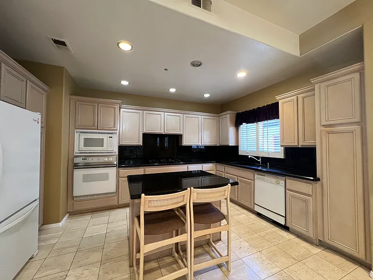 2433 Oneida St #1 — Photo 14