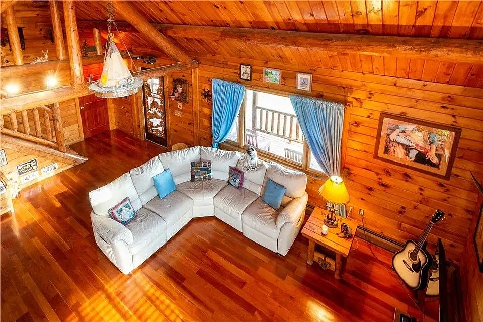 3 bed, 2.0 bath, 2000 sqft, $4,200 — Photo 3