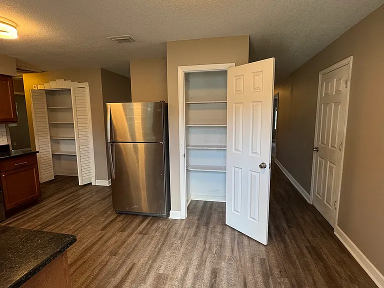 6205 S Church Ave — Photo 11