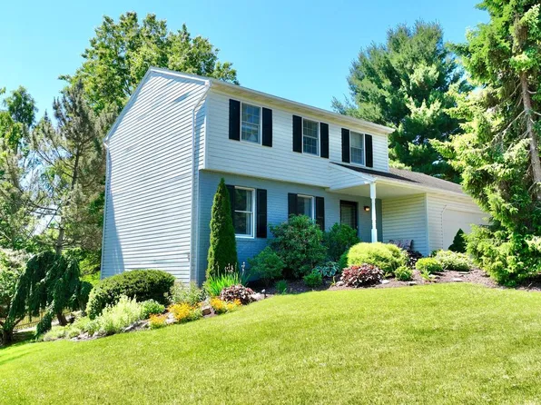 1017 Crystal Creek Dr, Mechanicsburg, PA 17050