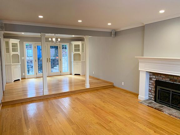 3rd image of 104 Dover Ct