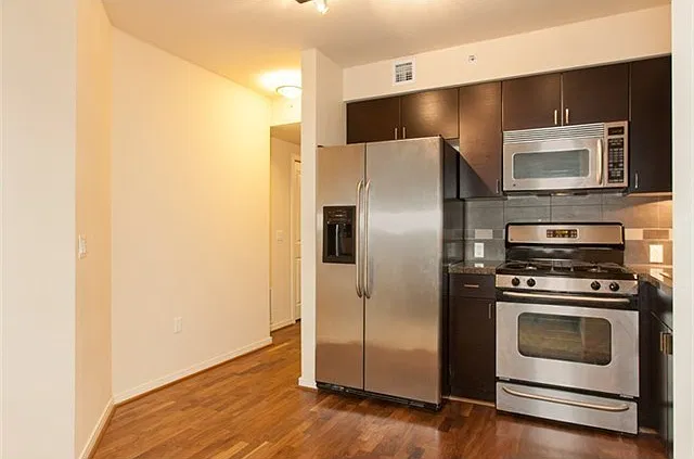 Luxury Downtown Studio Available Now, Perfect Location, Close to Everything! — Photo 4
