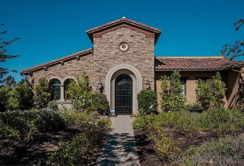 4 bed, 4.5 bath, 4433 sqft, $16,900 — Photo 1