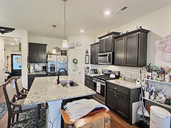 2nd image of 501 Valley Dr W