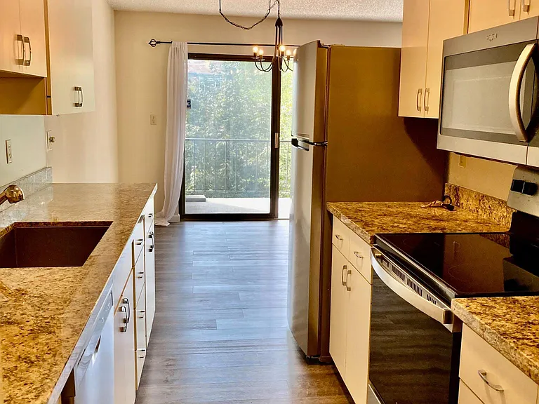321 Bellevue Way SE — Photo 11