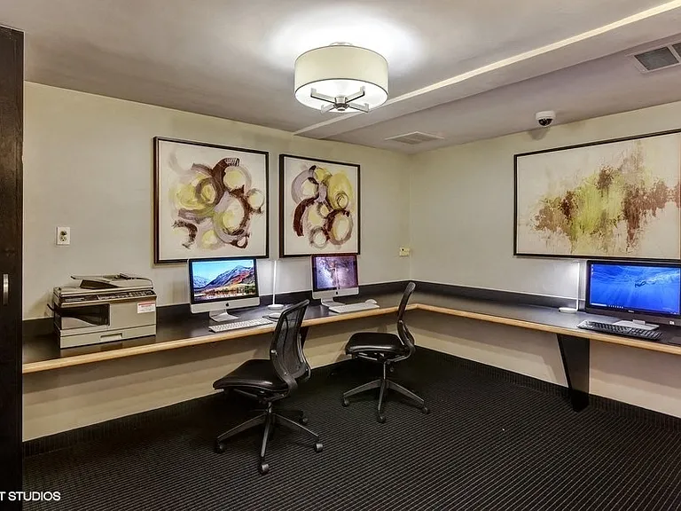 E-Lounge with High-Speed Internet