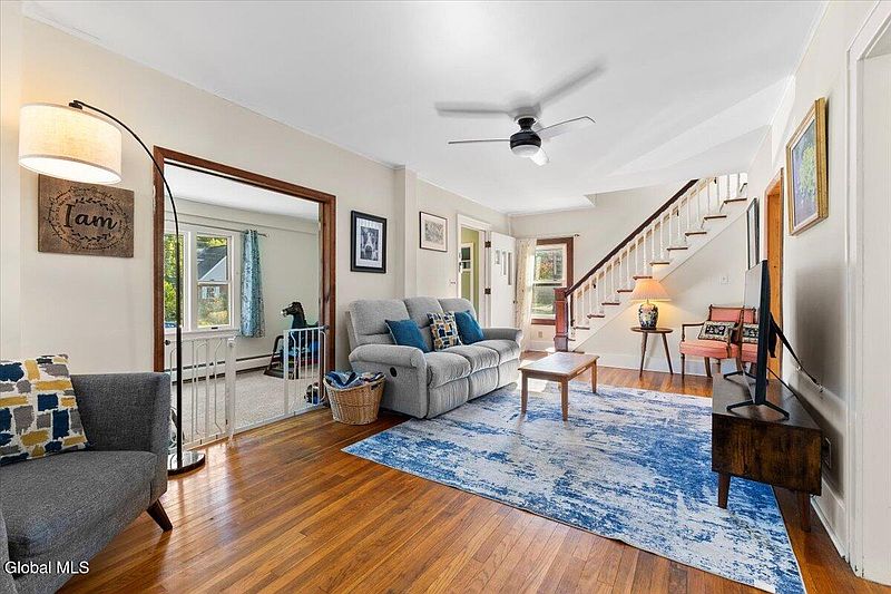 4th image of 15 Roweland Avenue