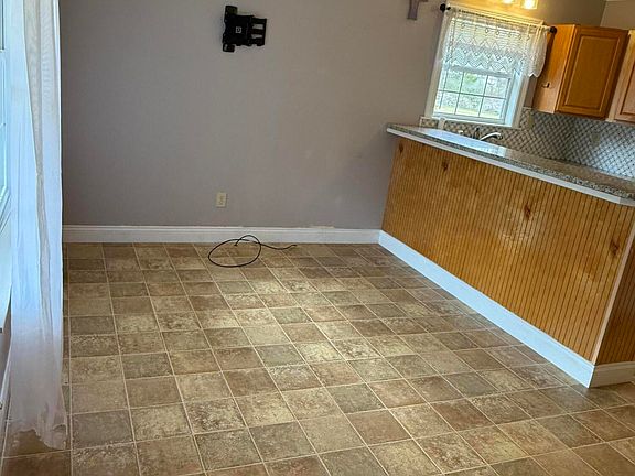 2nd image of 1002 Elm St