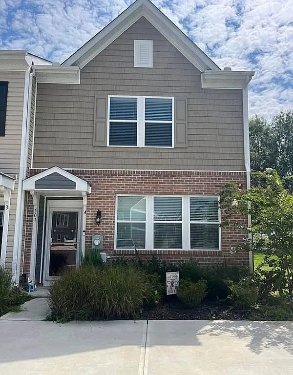 3 bed, 1432 sqft, $2,350 — Photo 1
