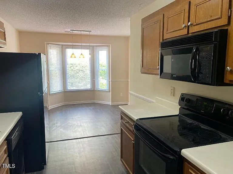553 Darby Glen Ln — Photo 2