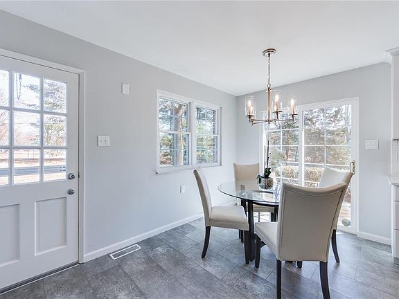 4th image of 9806 Chatsworth Dr