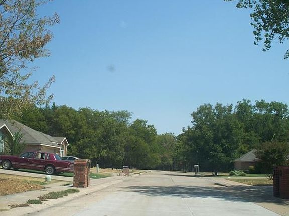 2nd image of 423 Wesley Ln