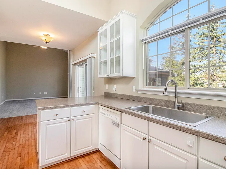 5974 Versailles Ave — Photo 13