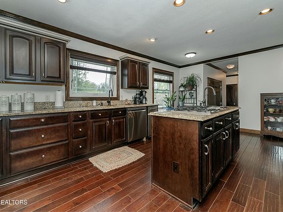 4th image of 5900 Green Valley Dr