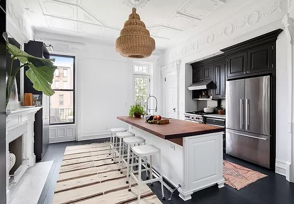 4th image of 141 Lincoln Pl