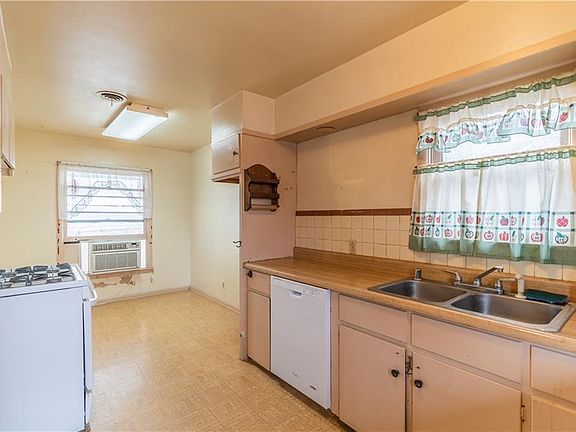 5th image of 902 Westridge Ave
