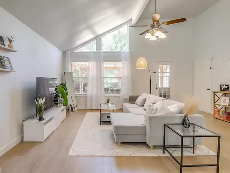 7851 Maiden Ln — Photo 37