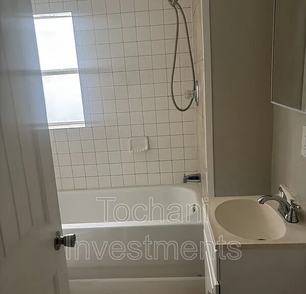 1002 Avenue E #1 — Photo 8