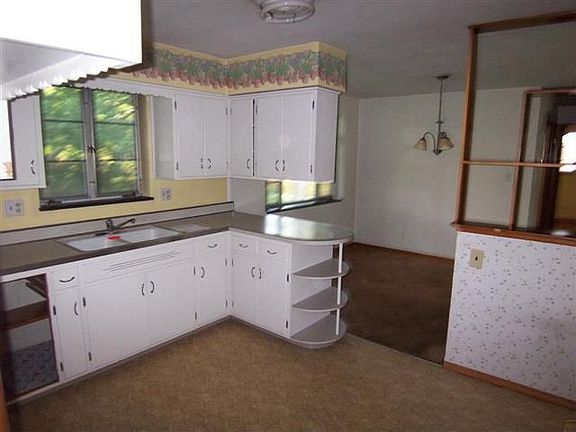 5th image of 909 Willowdale Ave