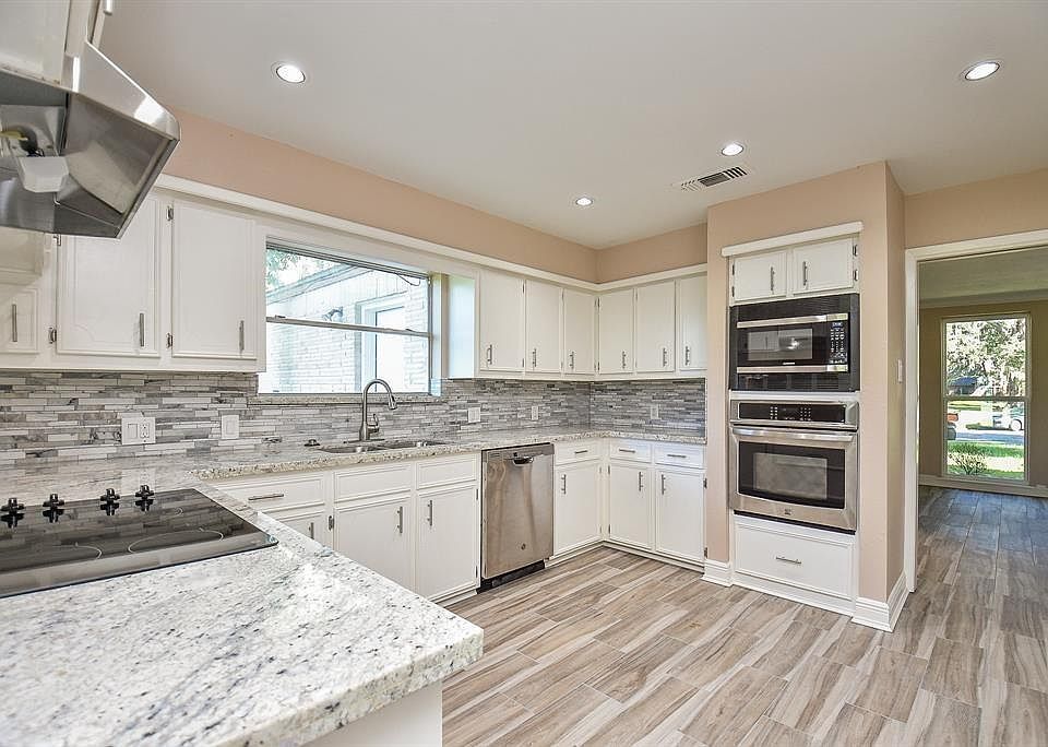 1st image of 10 Merion Ln
