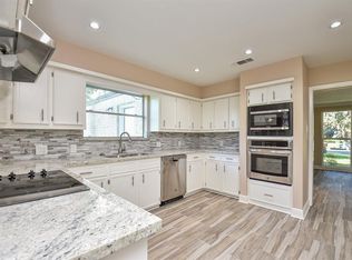 10 Merion Ln, West Columbia, TX 77486