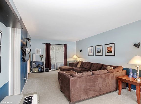 3rd image of 584 Lakeview Ct