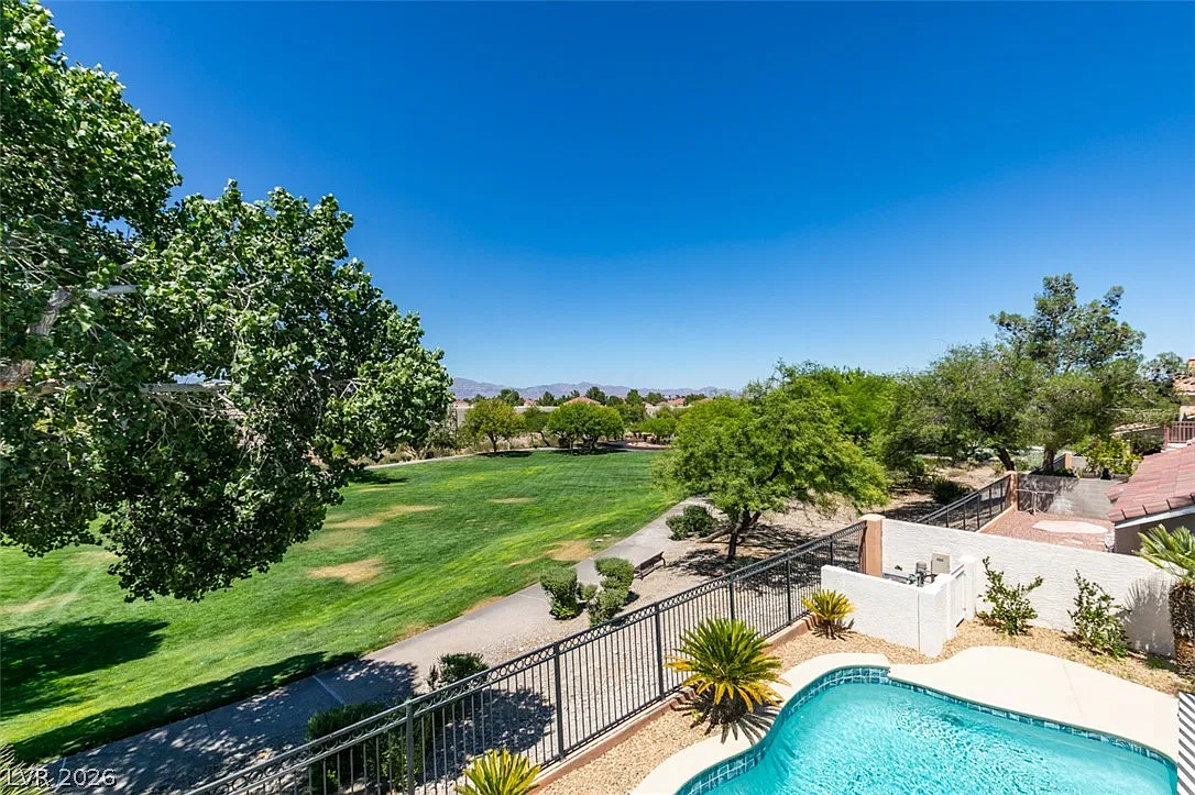 4 bed, 3.0 bath, 2294 sqft, $3,700 — Photo 2