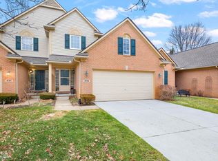 8136 Springdale Dr, White Lake, MI 48386