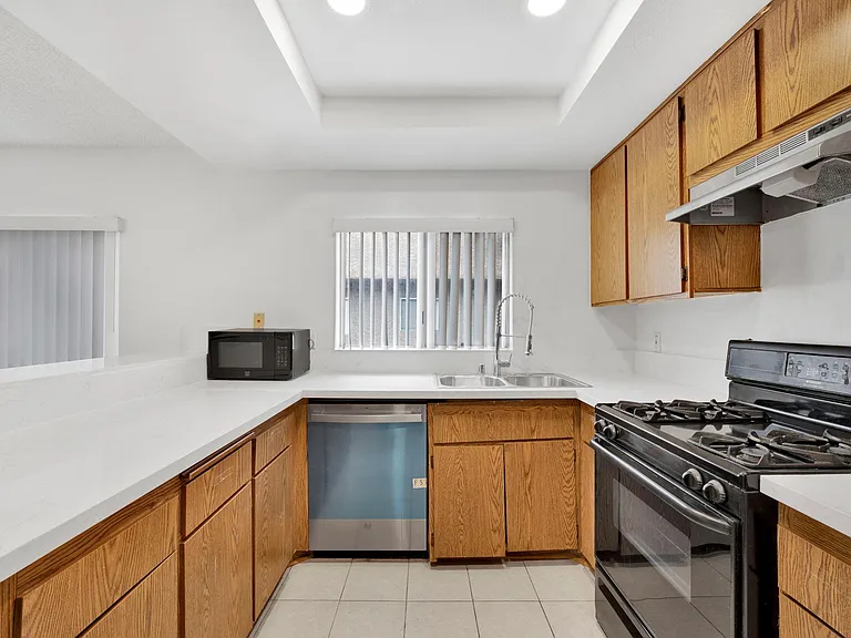 1561 W Jefferson Blvd — Photo 10