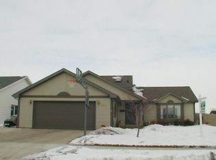 902 46th Ave S, Grand Forks, ND 58201