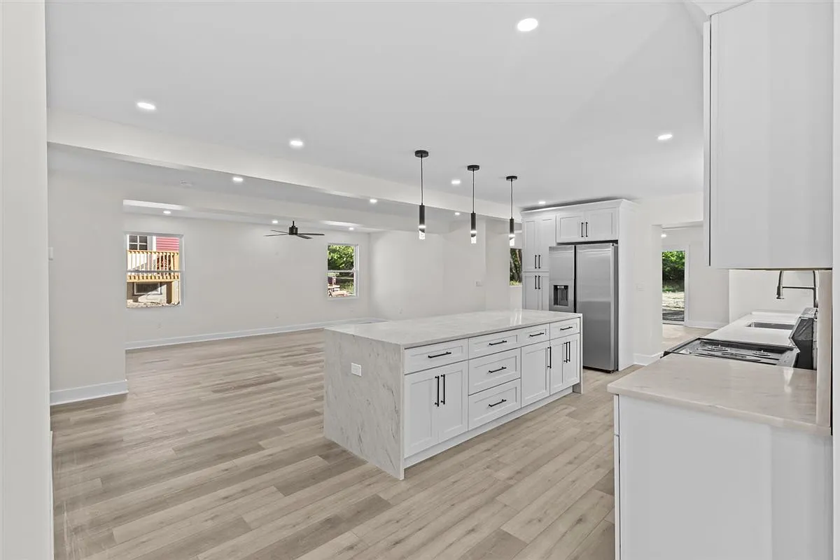 5 bed, 2485 sqft, $4,250 — Photo 4