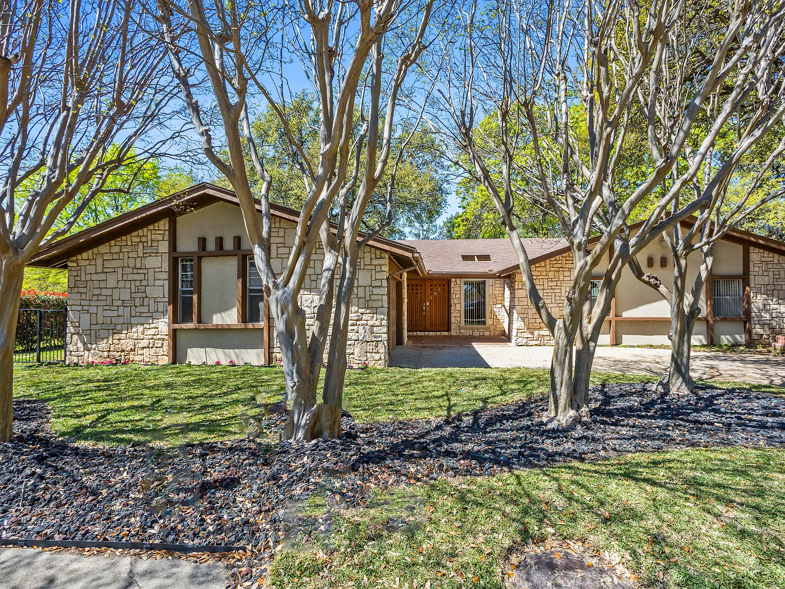 3 bed, 3.5 bath, 1976 sqft, $3,250 — Photo 2