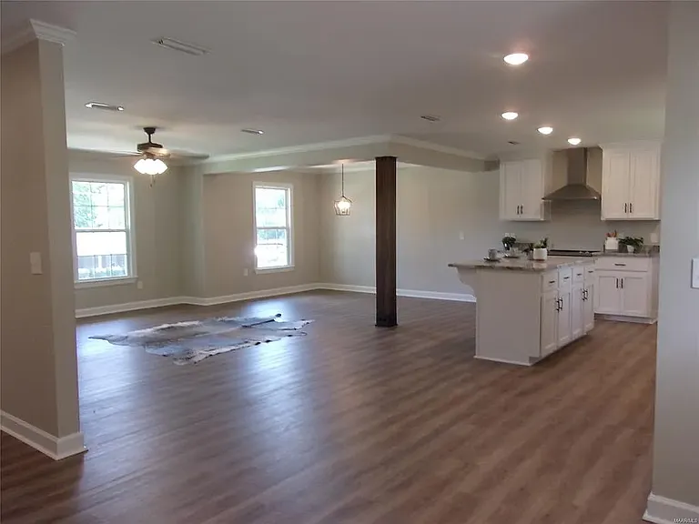 1102 Brooks Cir — Photo 8