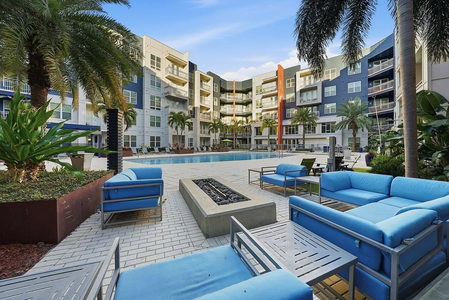 2 bed, 2.0 bath, 1097 sqft, $4,726 — Photo 2