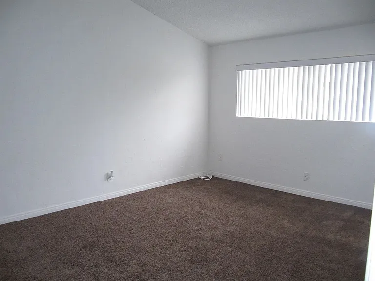 16628 Woodruff — Photo 34